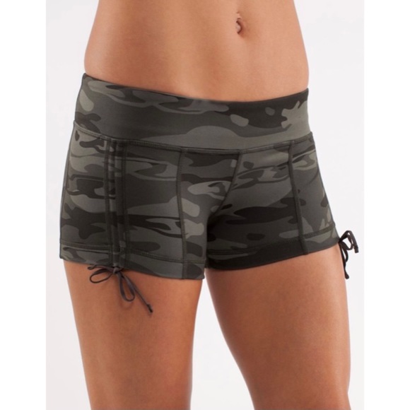 RARE Lululemon Hot Hot Short Size 6 - Picture 1 of 15